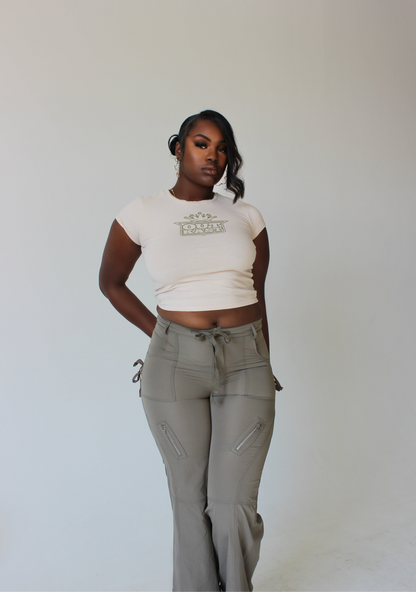 tall woman wearing drawstring waist cargo pants with zipper pockets – front view